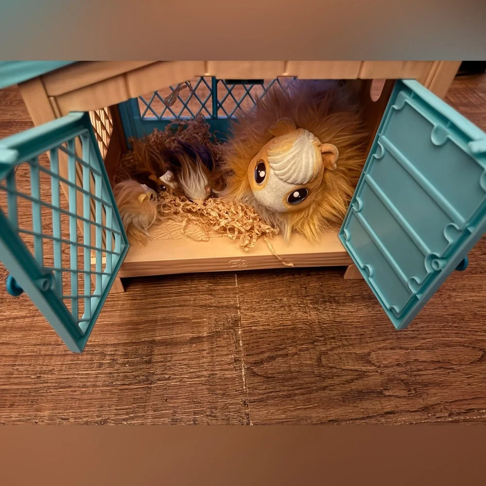 Little Live Pets Mama Surprise Guinea Pig Interactive mom & 3 babies w/ house